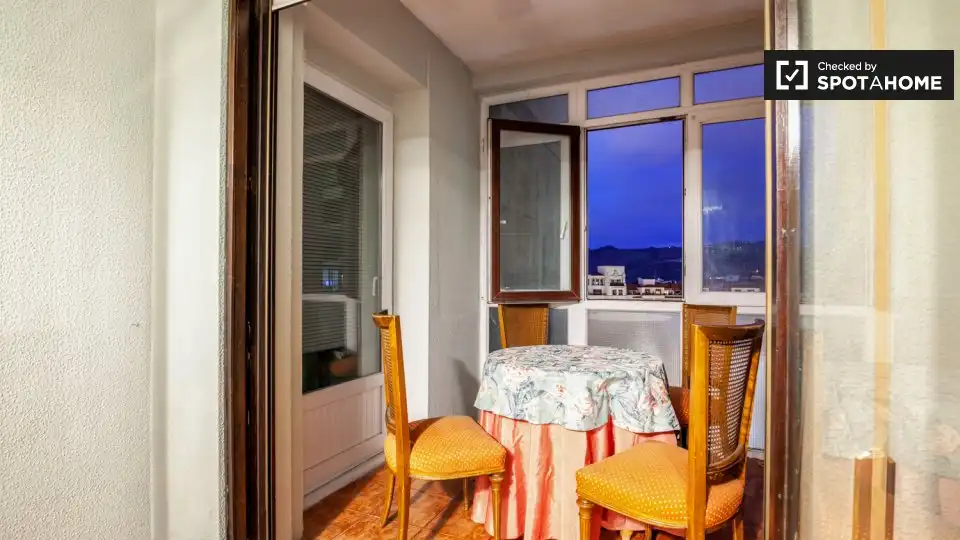 Comedor de Piso de alquiler en Bilbao  con Aire acondicionado, Calefacción y Amueblado