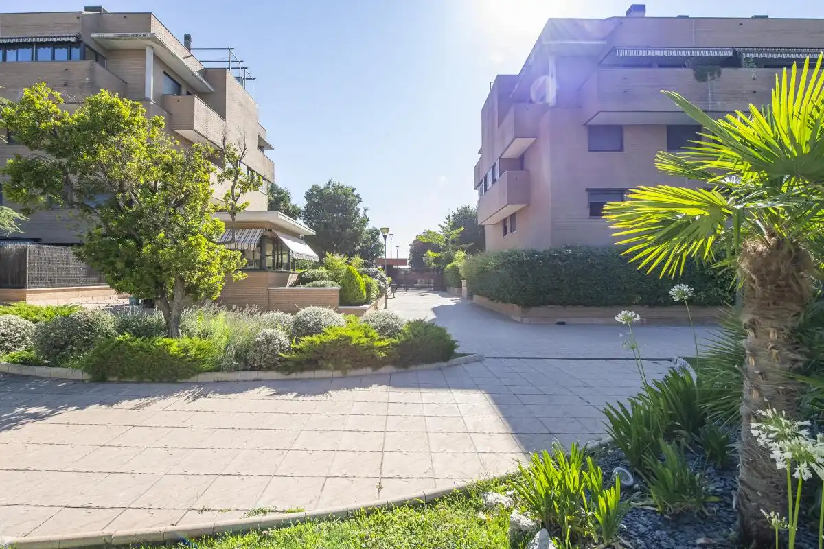 Vista exterior de Àtic en venda en Pozuelo de Alarcón amb Aire condicionat, Calefacció i Jardí privat