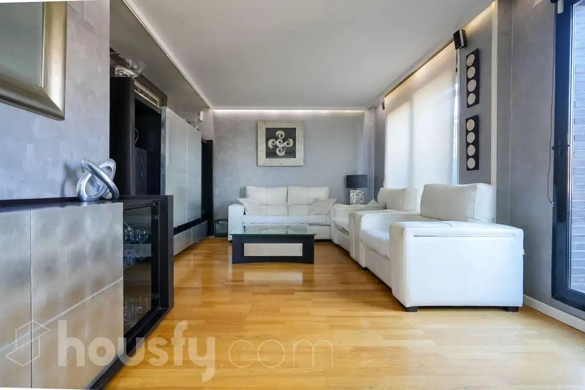 Sala de estar de Ático en venta en Madrid con Terraza, Trastero y Piscina comunitaria