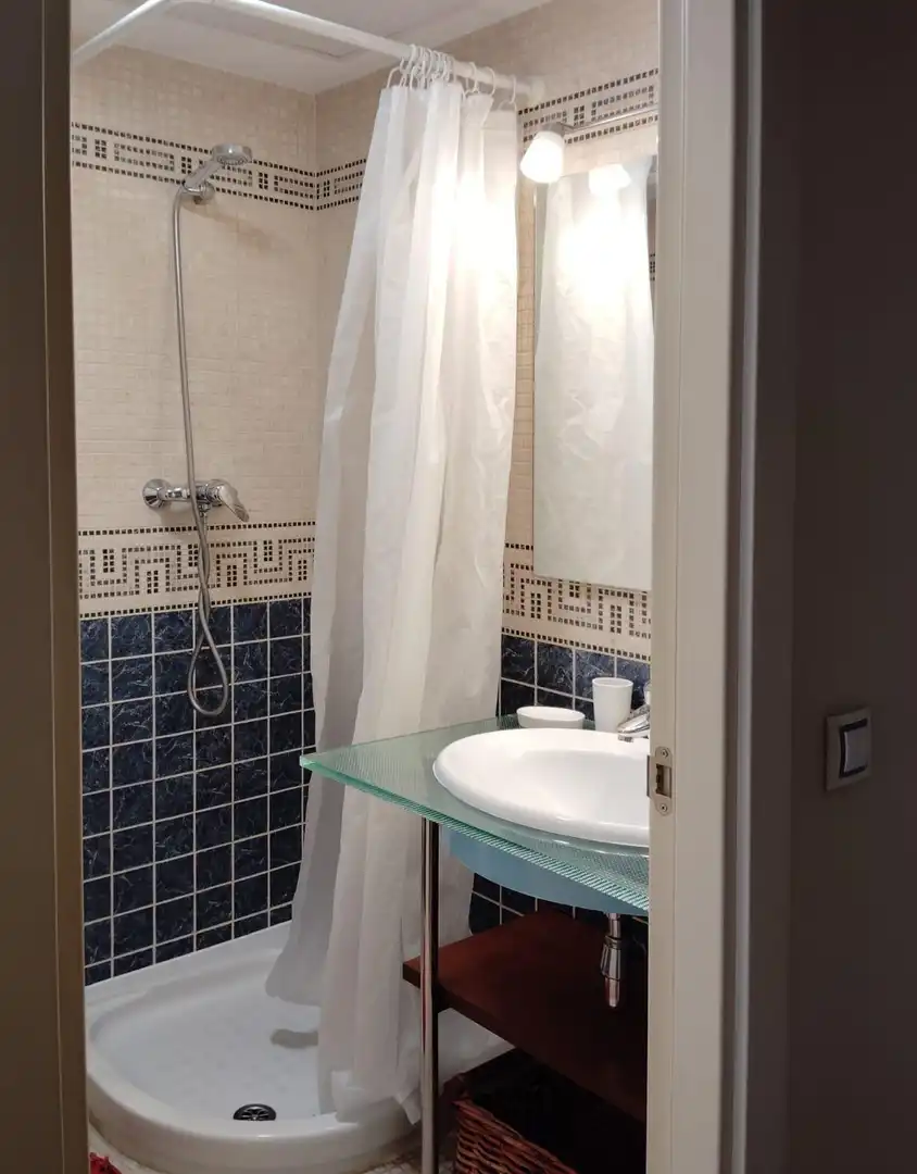 Badezimmer von Wohnung zur untervermieten in Madrid mit Klimaanlage, Heizung und Möbliert