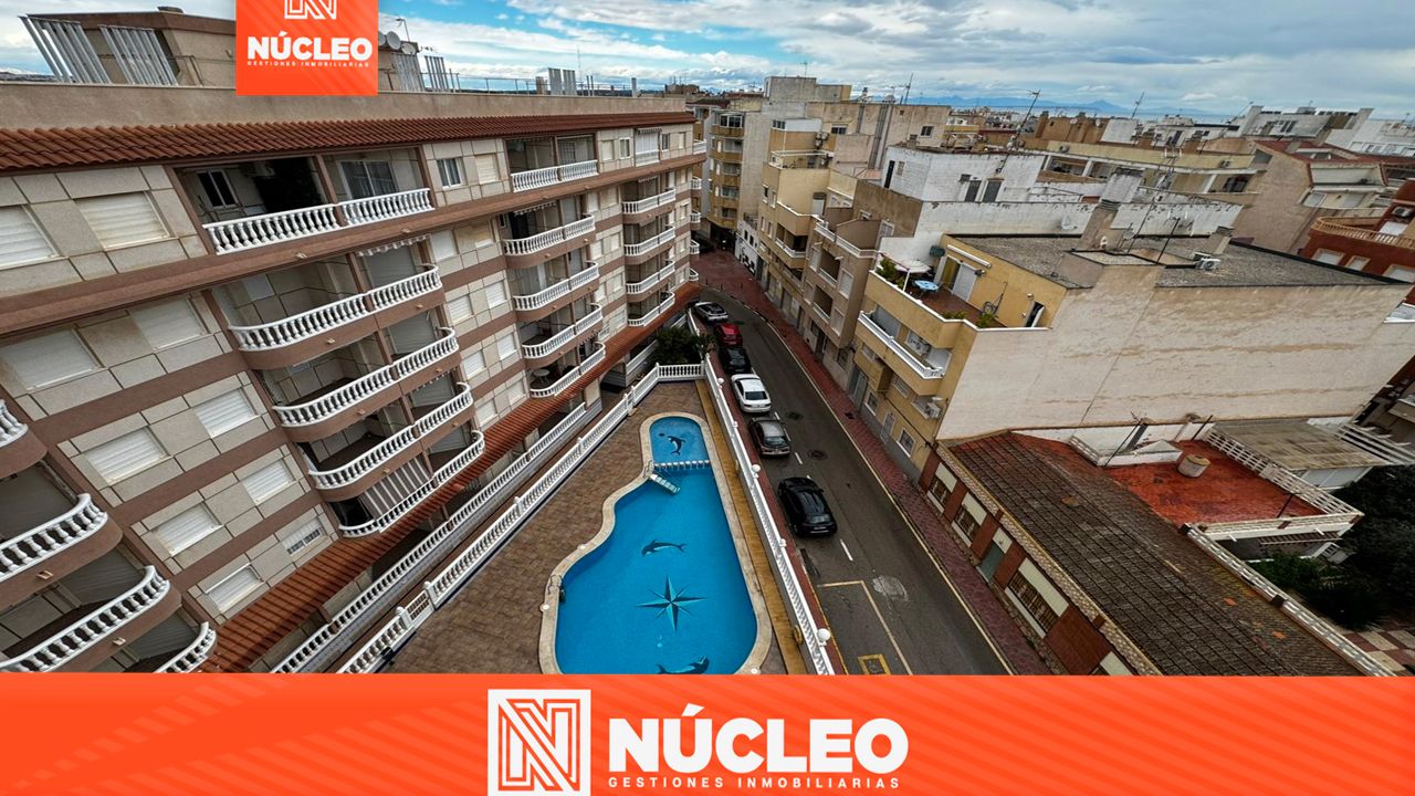 Vista exterior de Àtic en venda en Torrevieja amb Aire condicionat, Terrassa i Moblat