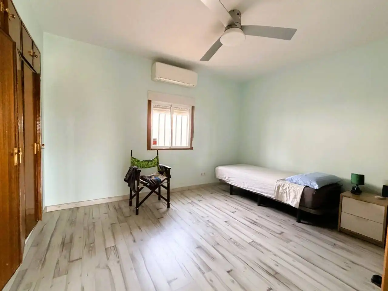 Dormitori de Casa o xalet en venda en Cedillo del Condado amb Aire condicionat, Calefacció i Jardí privat