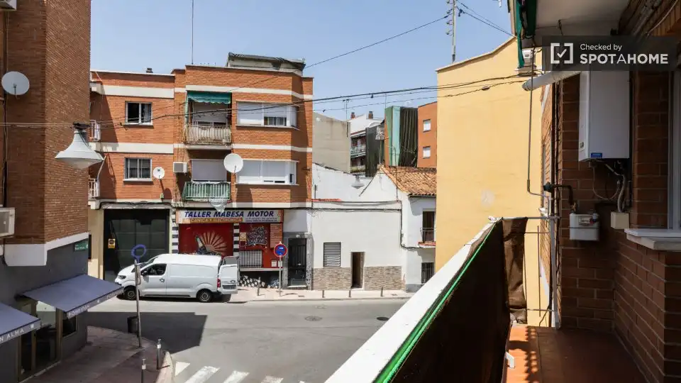 Vista exterior de Piso para compartir en Alcobendas con Aire acondicionado, Calefacción y Terraza