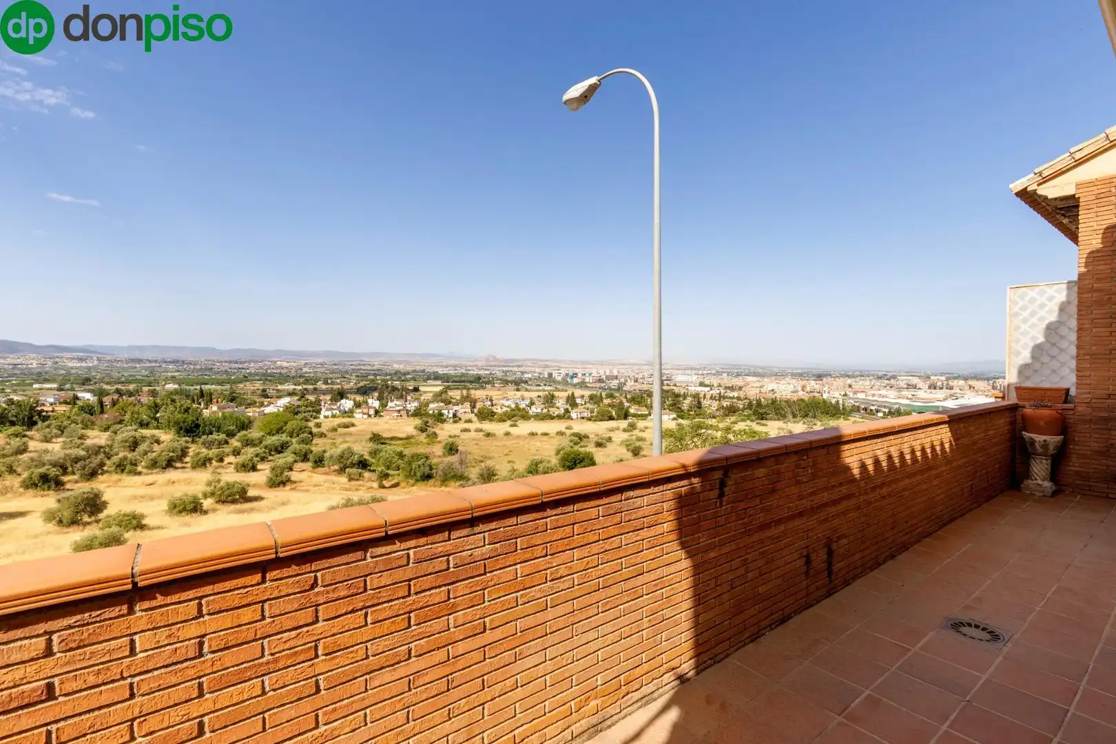 Außenansicht von Einfamilien-Reihenhaus zum Verkauf in Granada mit Klimaanlage, Heizung und Terrasse