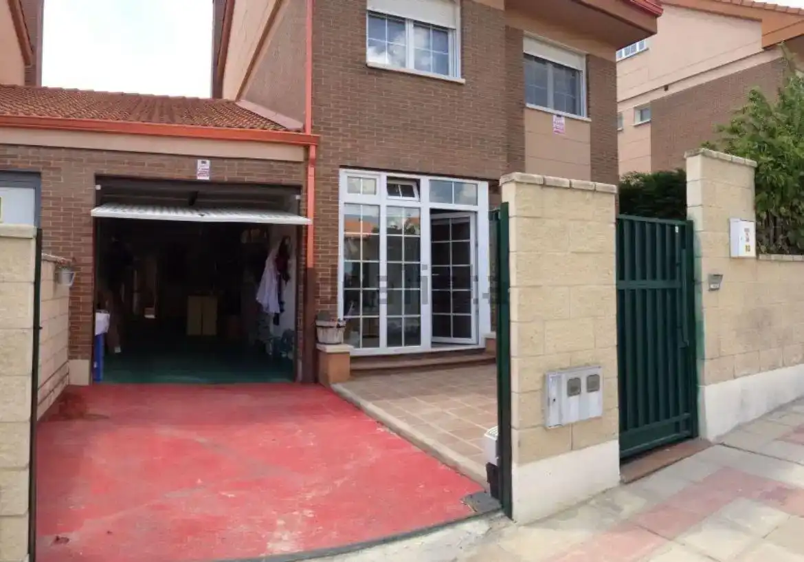 Vista exterior de Casa o xalet en venda en Magaz de Pisuerga amb Piscina i Balcó