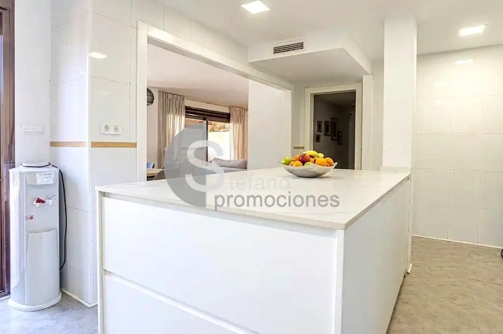 Cuina de Casa adosada en venda en Málaga amb Aire condicionat, Jardí privat i Terrassa