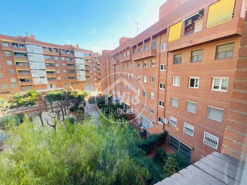 Vista exterior de Pis en venda en Sant Joan Despí amb Calefacció, Terrassa i Moblat