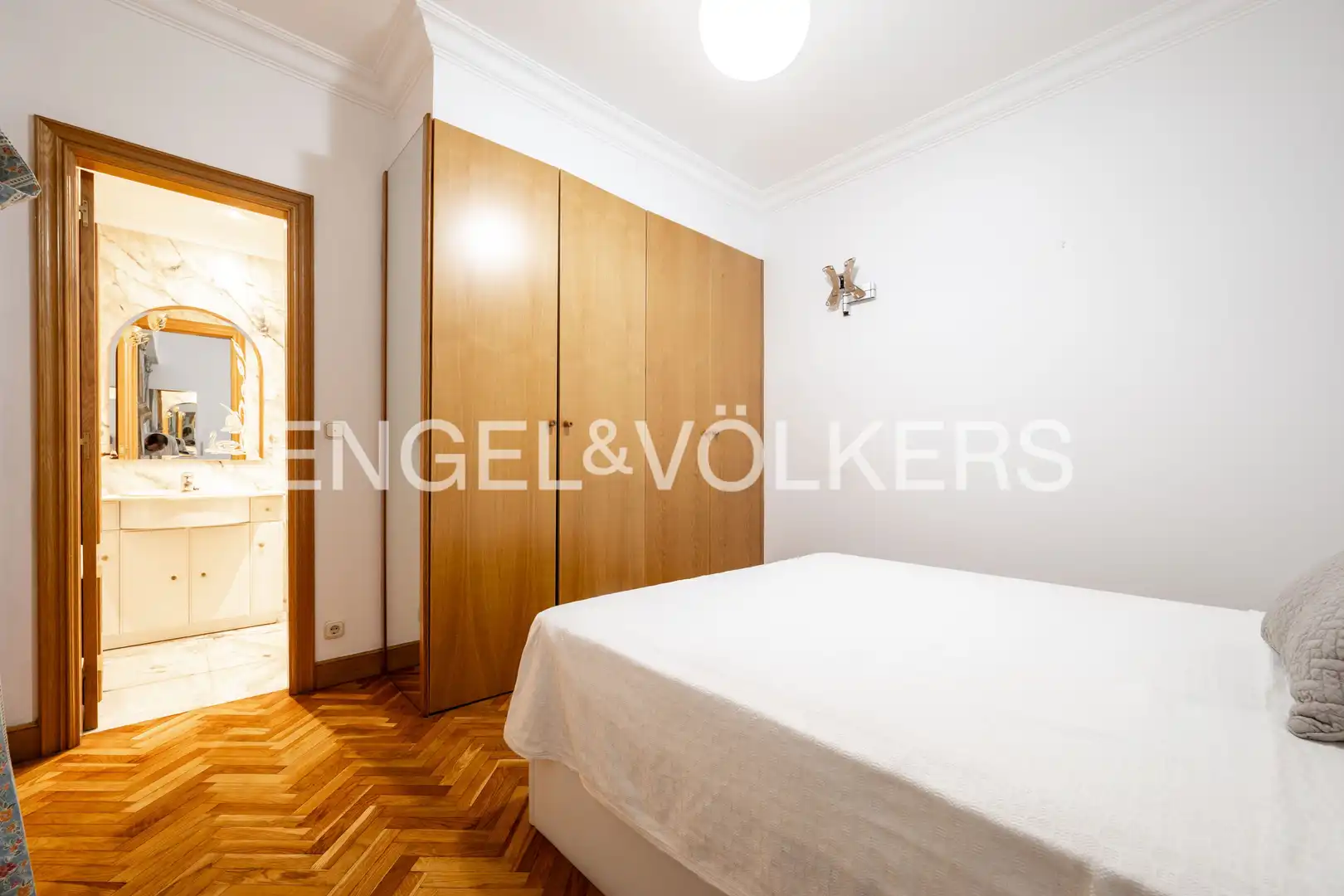 Schlafzimmer von Wohnung zum Verkauf in Donostia - San Sebastián  mit Heizung, Parkett und Abstellraum