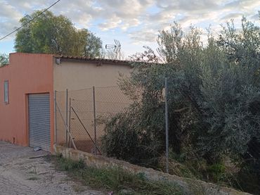 Casa rústica con jardín en venta en Camí dels Quiles