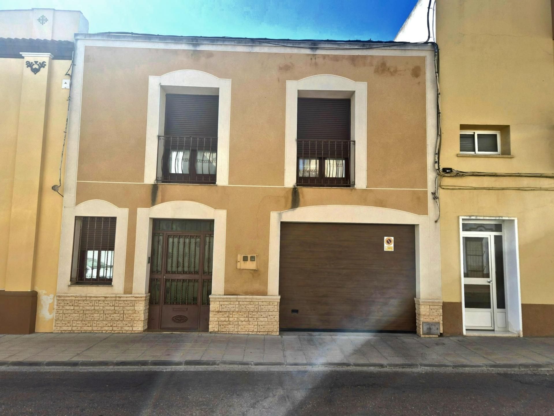 Vista exterior de Casa adosada en venda en Montijo amb Aire condicionat, Calefacció i Terrassa