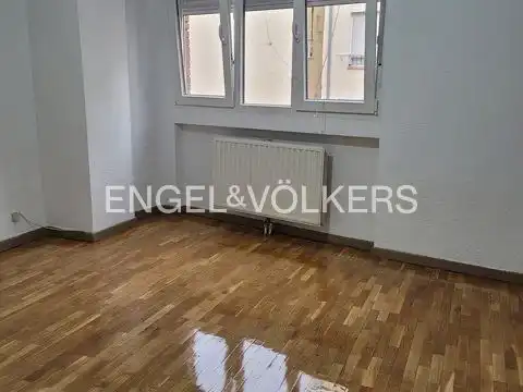 Dormitori de Pis de lloguer en Madrid amb Aire condicionat, Calefacció i Parquet