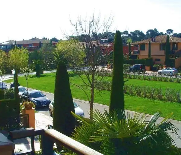 Terrasse von Einfamilien-Reihenhaus zum Verkauf in Navata mit Heizung, Privatgarten und Terrasse