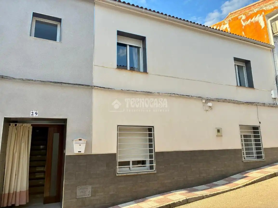 Vista exterior de Casa adosada en venda en Santo Tomé amb Aire condicionat, Terrassa i Balcó