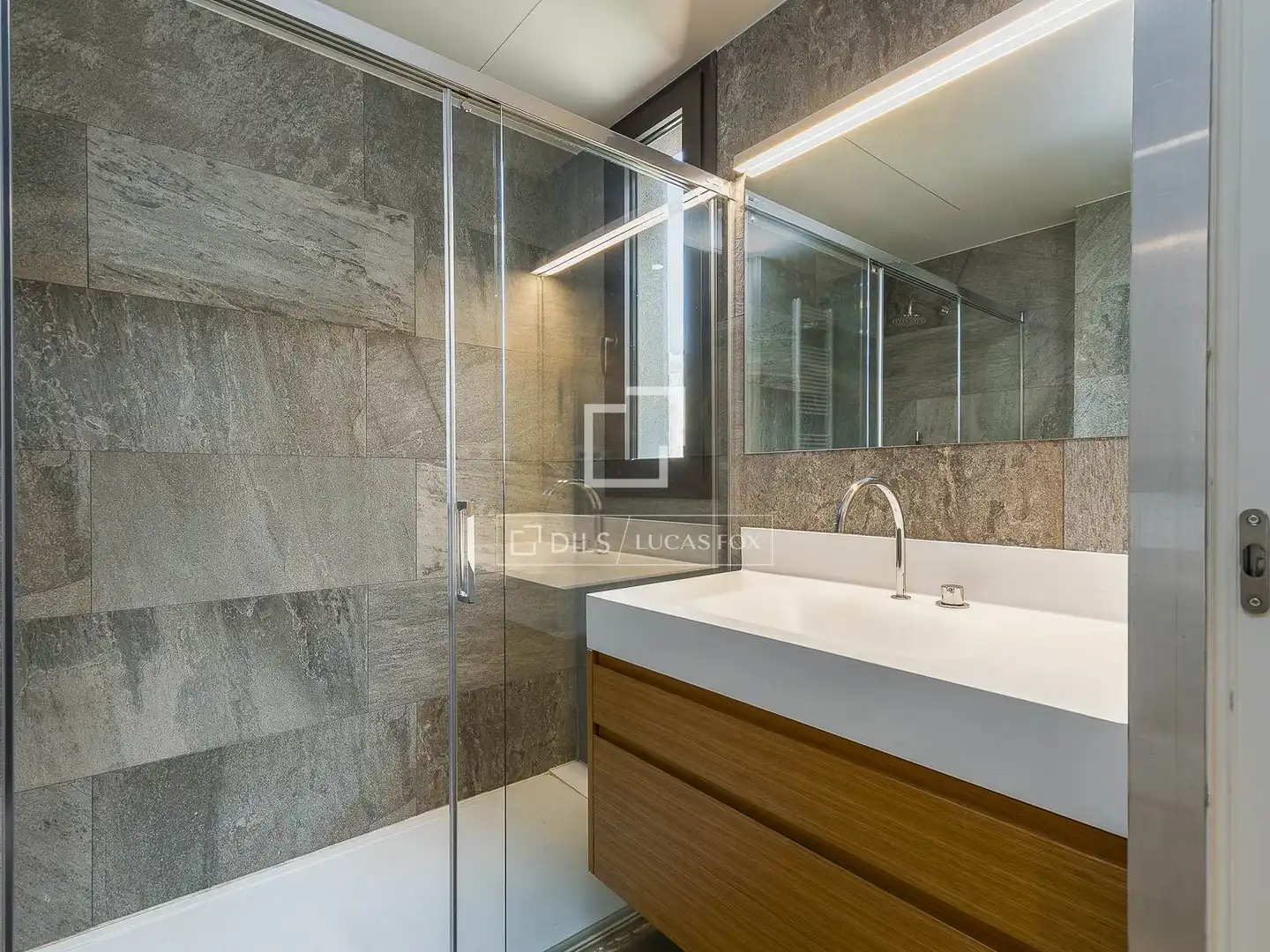 Baño de Ático en venta en Barcelona con Aire acondicionado, Calefacción y Jardín privado