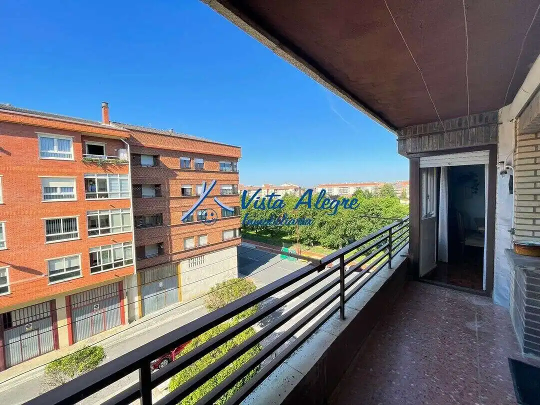 Vista exterior de Piso en venta en Haro con Calefacción, Terraza y Amueblado