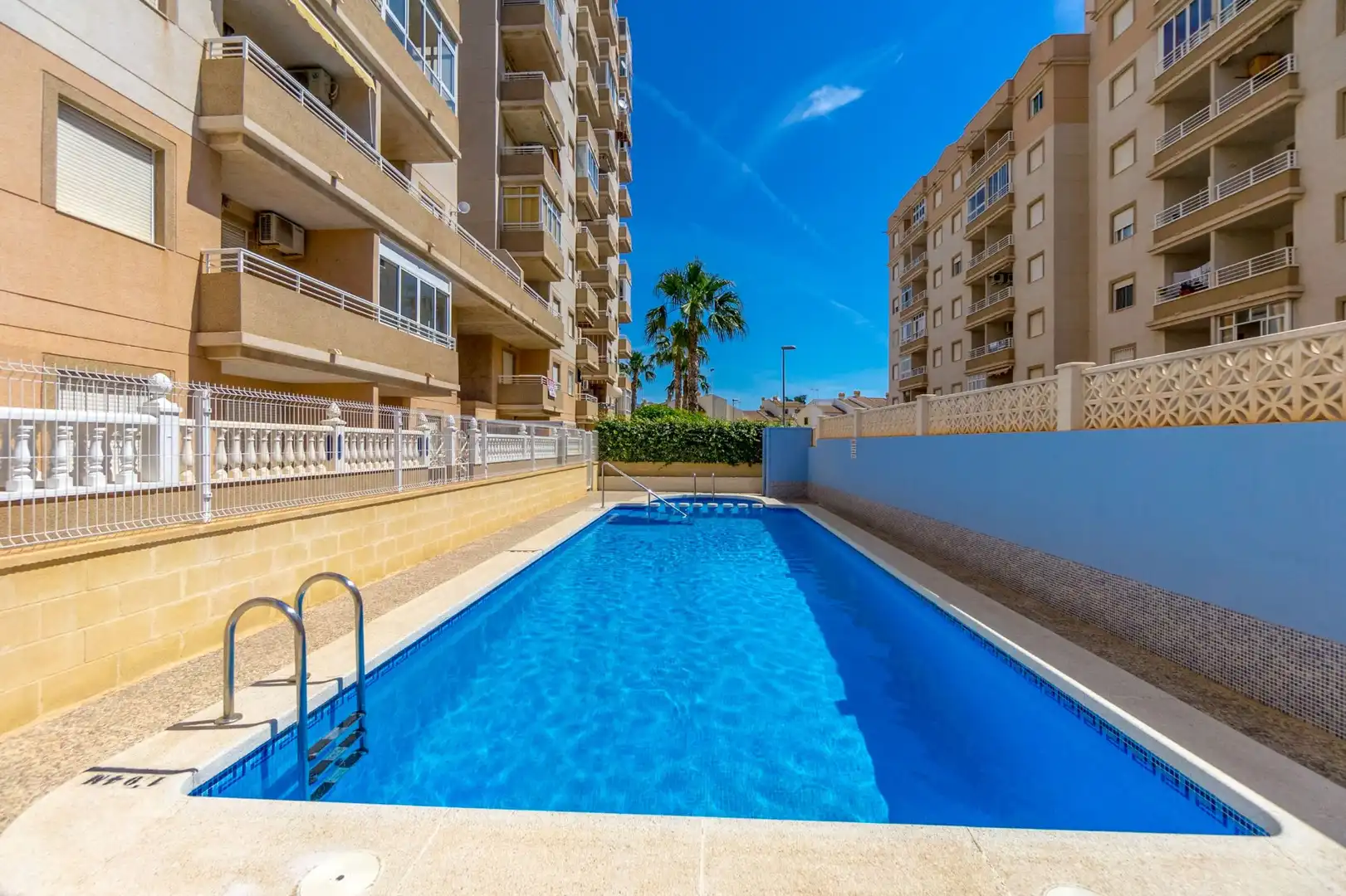 Piscina de Pis en venda en Torrevieja amb Aire condicionat, Calefacció i Terrassa