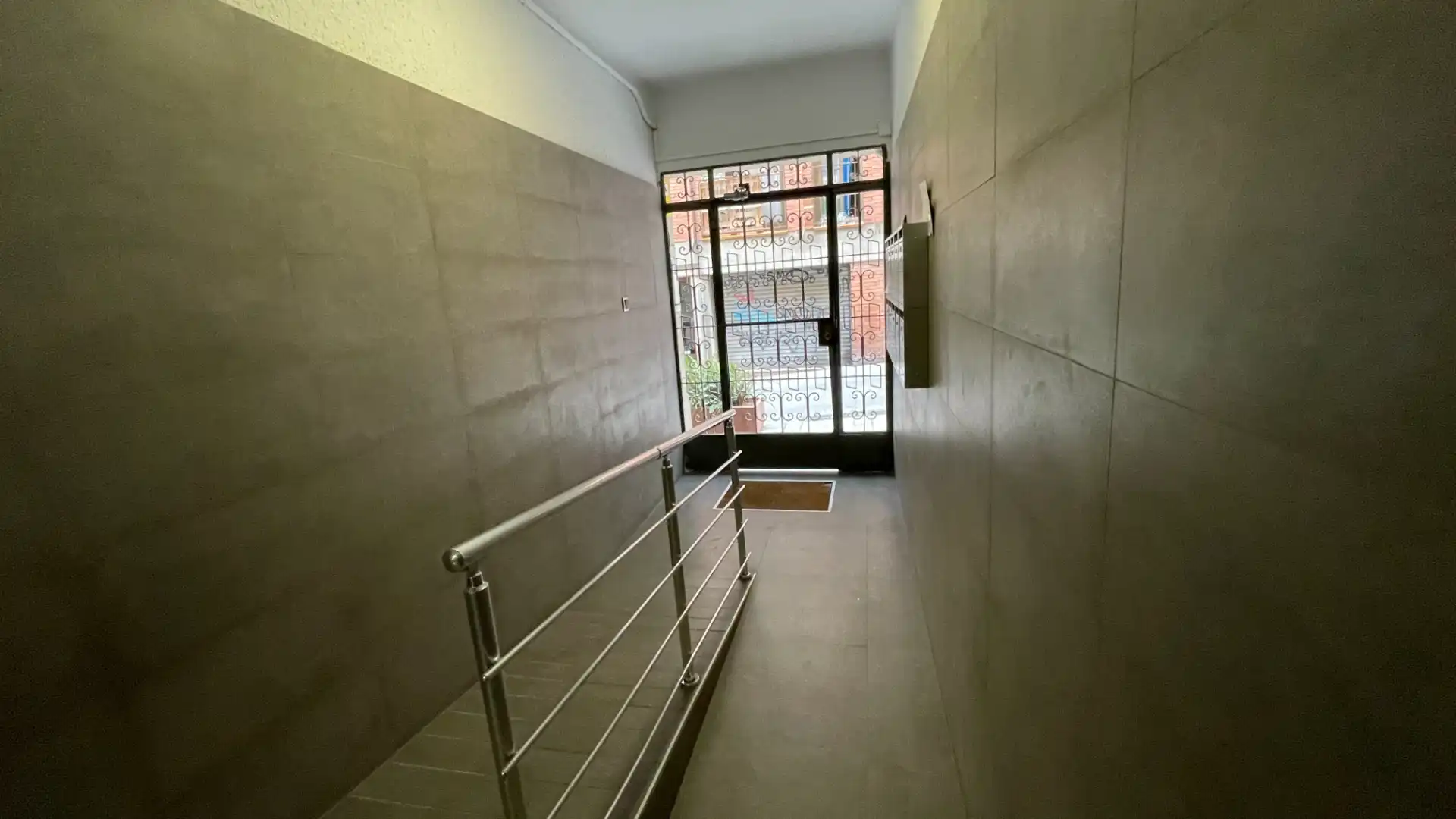 Planta baixa en venda en Barcelona amb Calefacció, Forn i Alarma