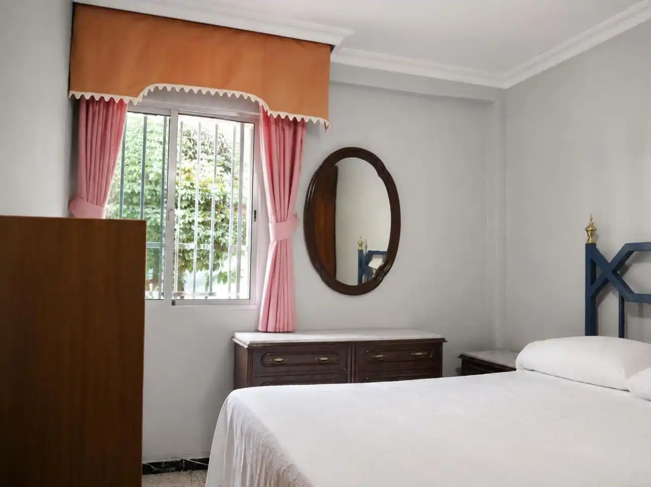 Habitación de Planta baja en venta en San Juan de Aznalfarache con Trastero y Amueblado
