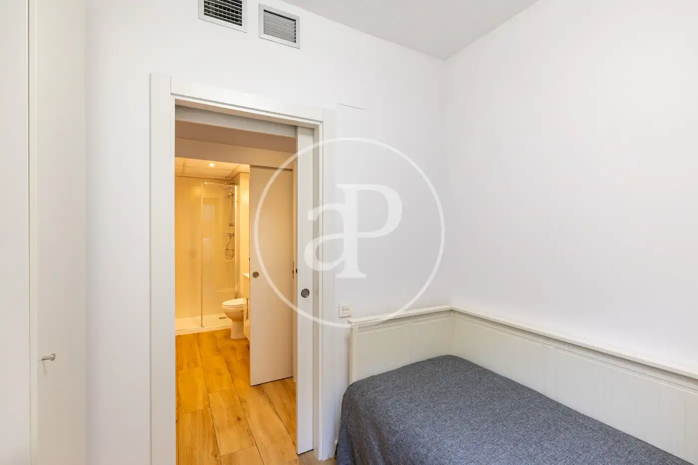 Bedroom of Flat for sale in Barcelona  with Air Conditioner, Heating and Community pool