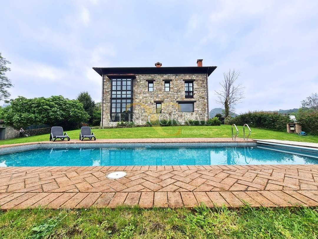 Vista exterior de Casa o xalet en venda en Cangas de Onís amb Calefacció, Jardí privat i Terrassa