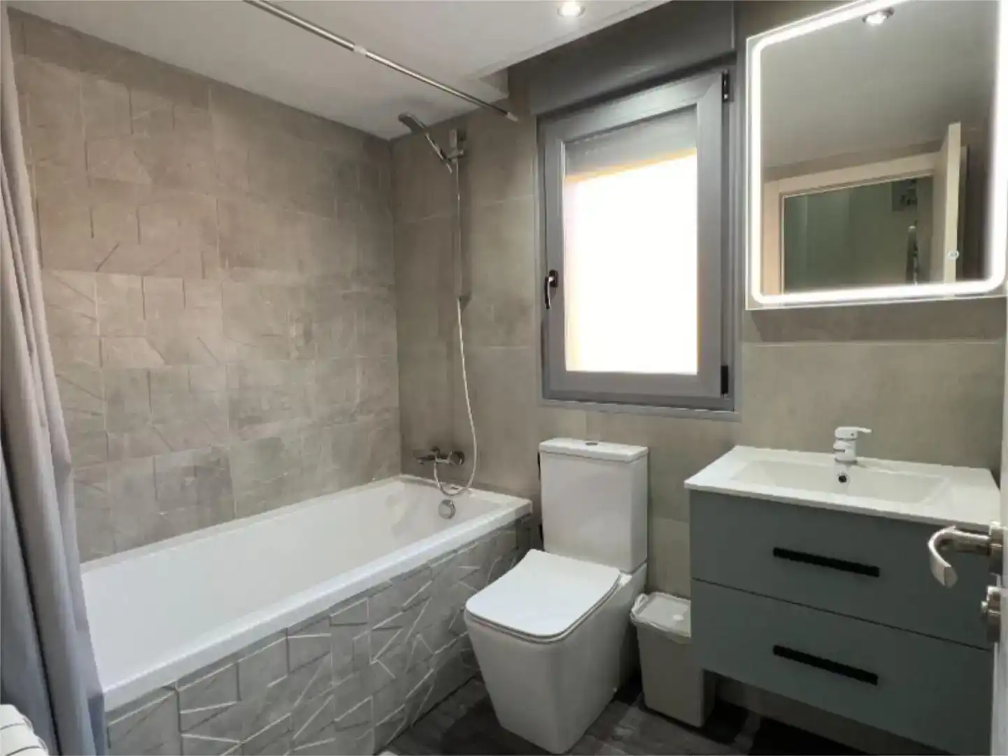 Badezimmer von Einfamilien-Reihenhaus zum Verkauf in Salou mit Klimaanlage, Schwimmbad und Balkon