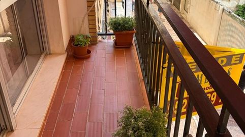 Amplio piso con 4 dormitorios, 2 baños, en zona mercado.