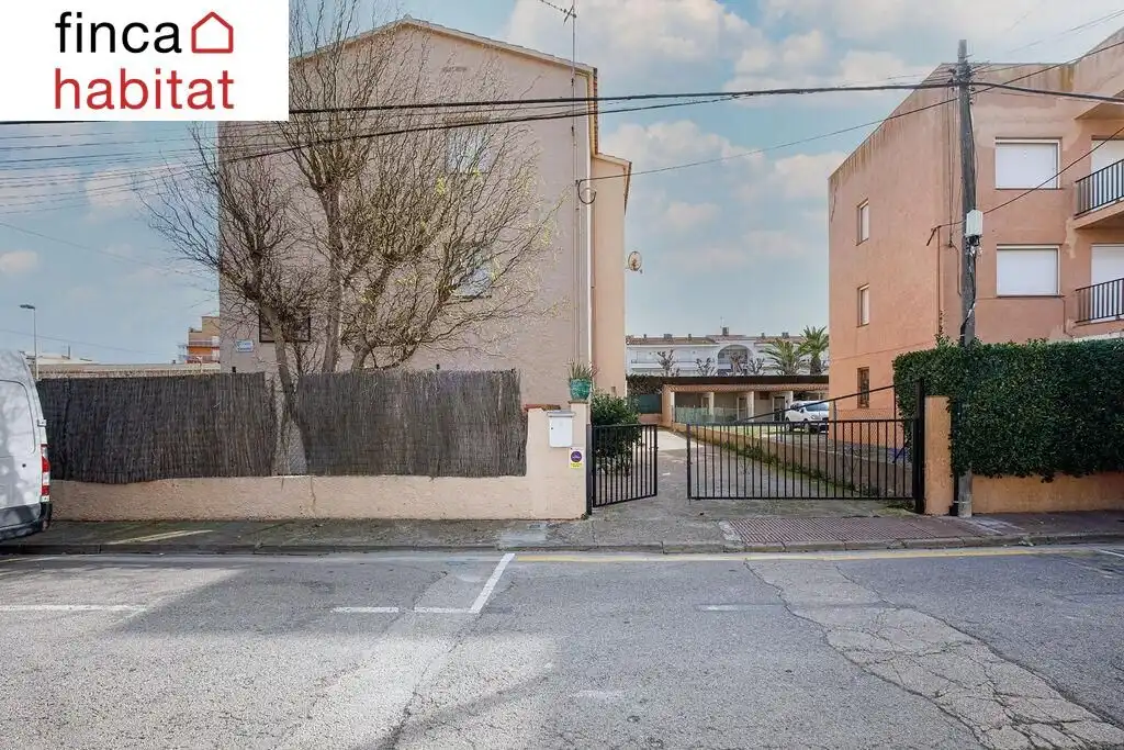 Vista exterior de Apartamento en venta en L'Estartit con Terraza
