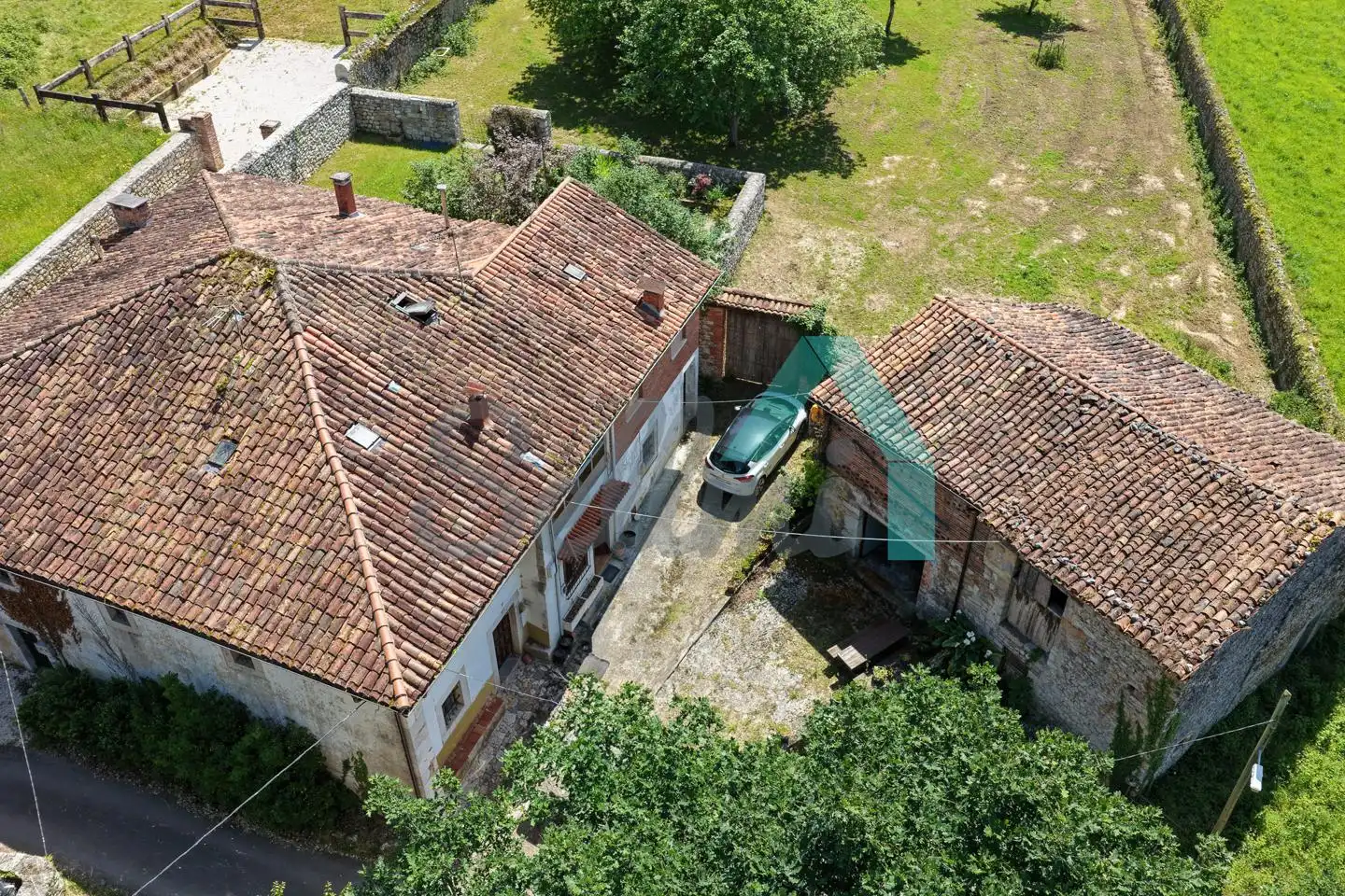 Außenansicht von Einfamilien-Reihenhaus zum Verkauf in Onís mit Heizung, Abstellraum und Balkon