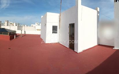 Vista exterior de Casa o xalet en venda en Chiclana de la Frontera amb Terrassa, Traster i Balcó