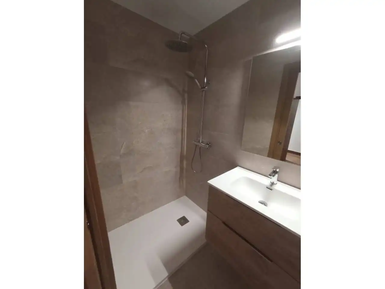 Bathroom of Flat for rent in Santiago de Compostela   with Parquet flooring, Terrace and Alarm