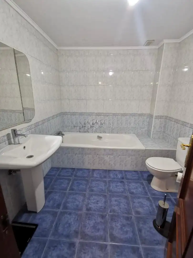 Baño de Casa adosada en venta en Castro-Urdiales con Calefacción, Jardín privado y Amueblado