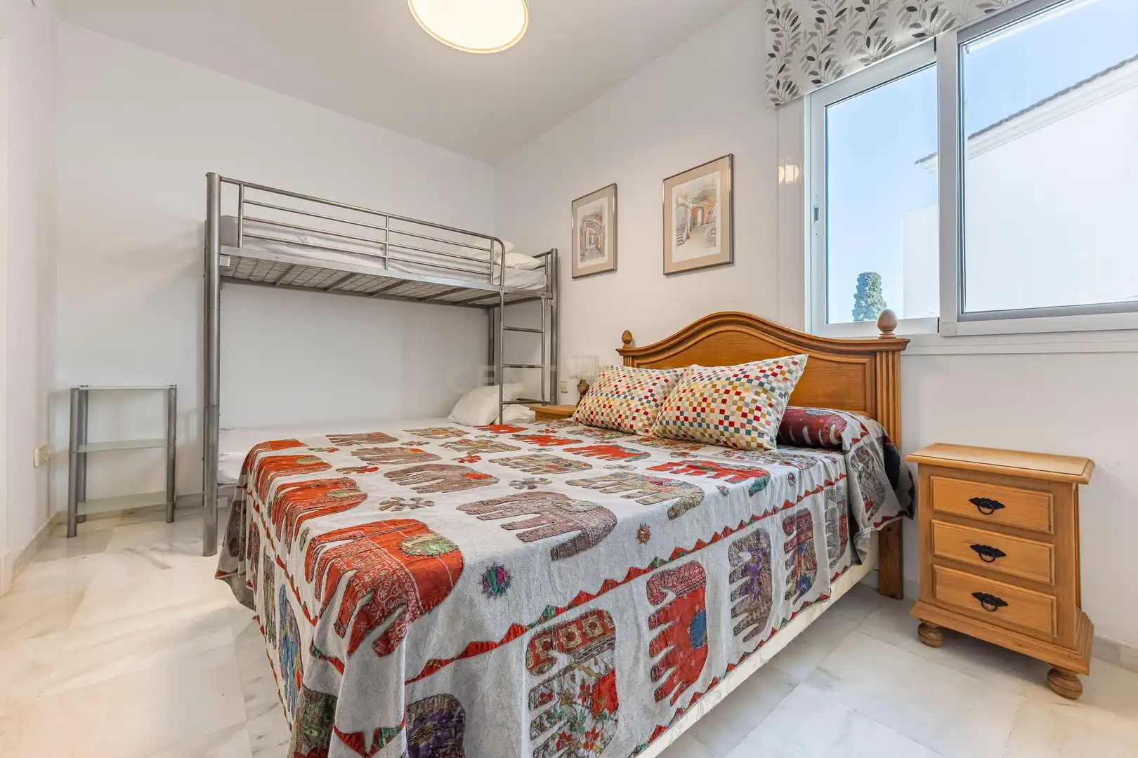 Habitación de Casa adosada en venta en Estepona con Aire acondicionado, Trastero y Piscina comunitaria
