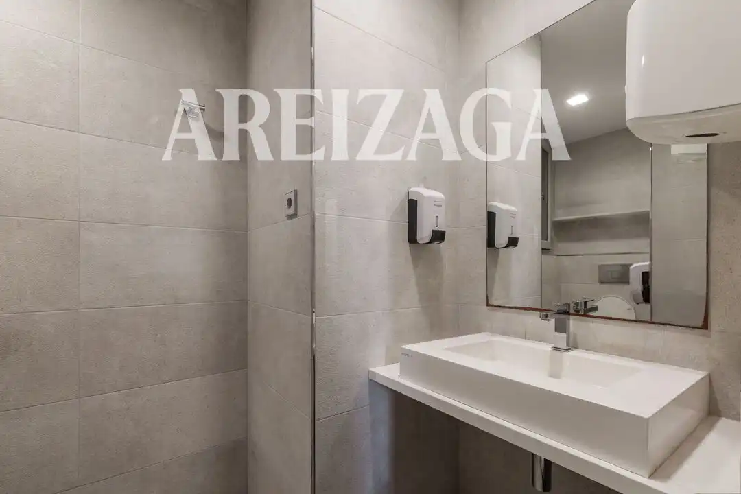 Badezimmer von Büro zur Miete in Donostia - San Sebastián  mit Klimaanlage