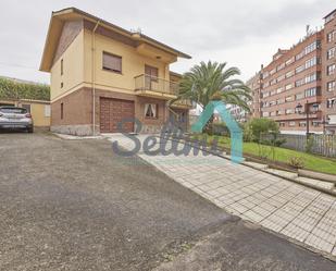 Vista exterior de Casa o xalet en venda en Oviedo  amb Terrassa