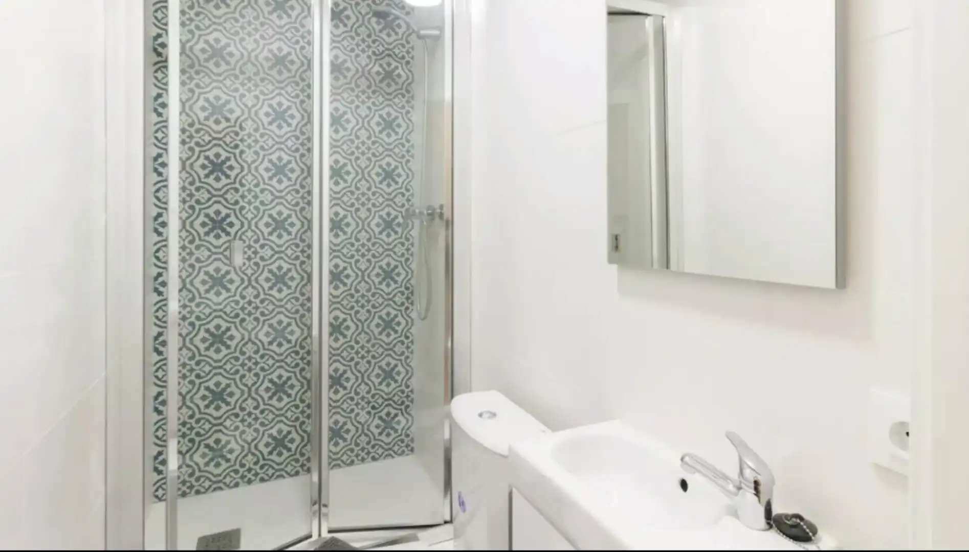 Bathroom of Flat for share in Barcelona  with Air Conditioner, Heating and Furnished