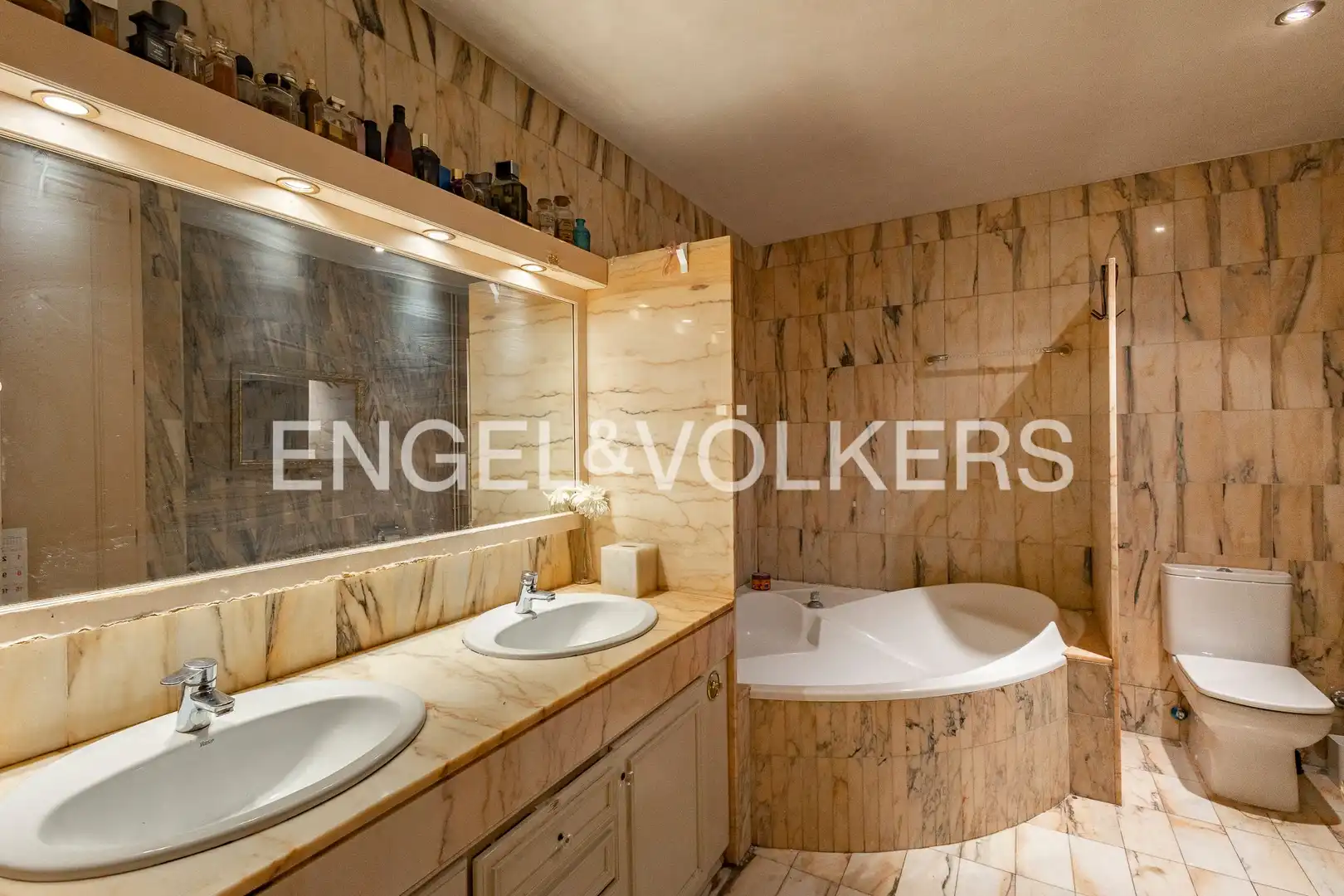 Baño de Casa o chalet en venta en Esplugues de Llobregat con Aire acondicionado, Calefacción y Jardín privado