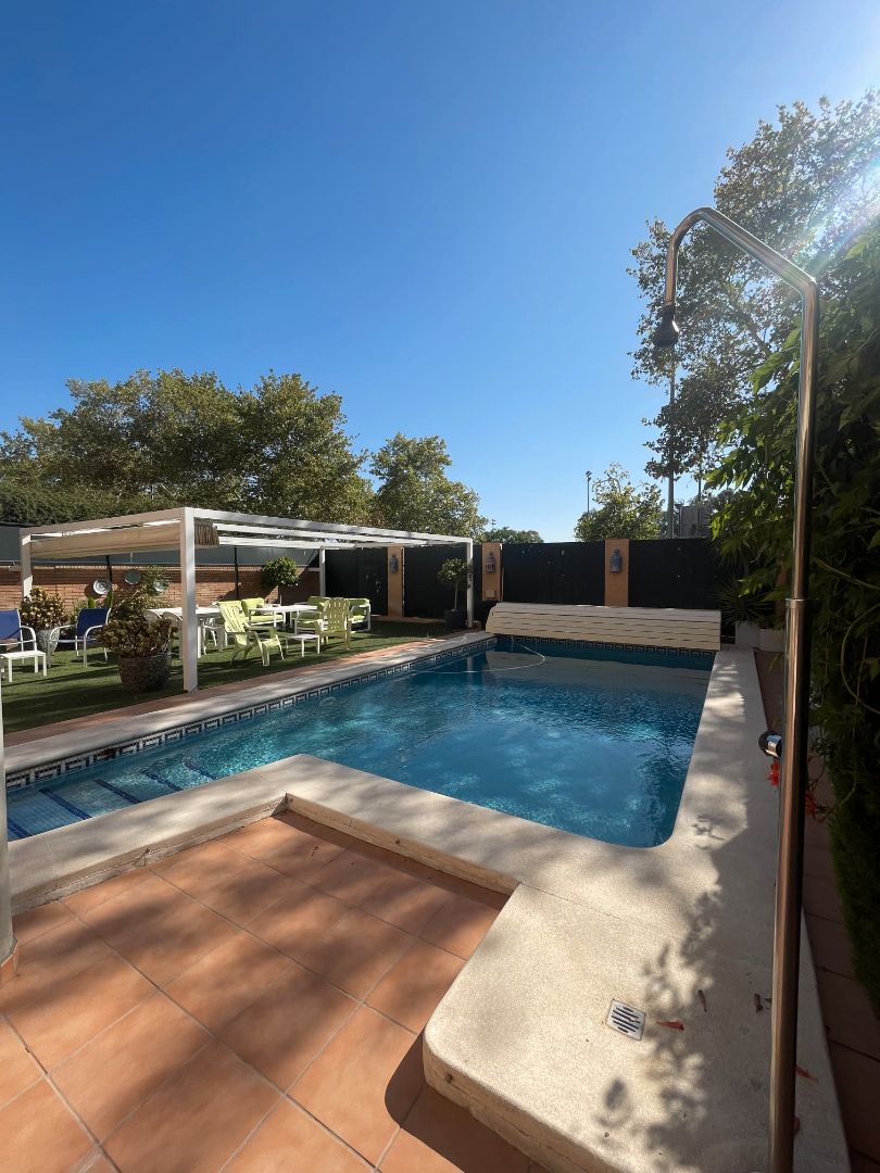 Swimming pool of Duplex for sale in  Sevilla Capital  with Air Conditioner, Heating and Private garden