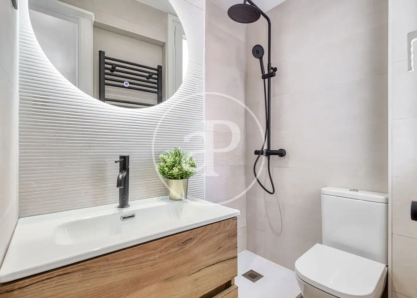 Bathroom of Flat for sale in Madrid  with Air Conditioner, Heating and Terrace