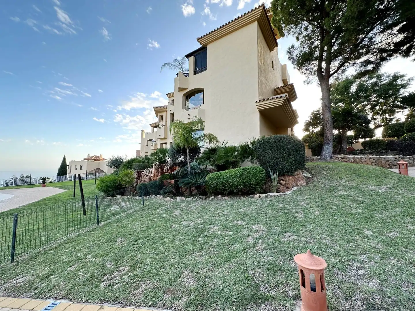 Jardín de Piso en venta en Benalmádena con Calefacción, Terraza y Piscina comunitaria