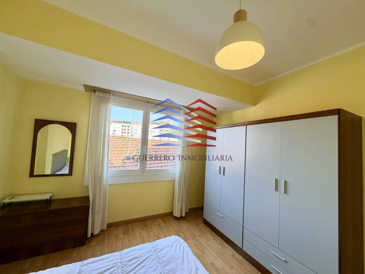 Schlafzimmer von Wohnungen zur Miete in Ourense Capital  mit Heizung, Parkett und Möbliert