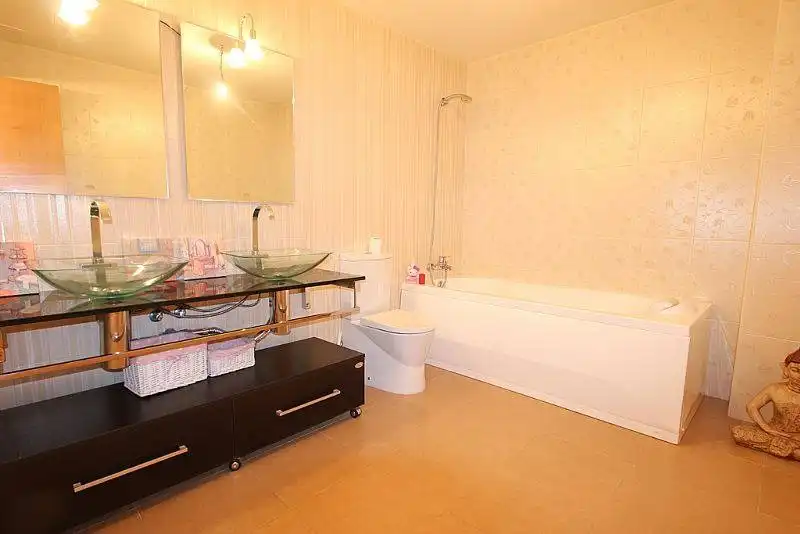 Baño de Casa adosada de alquiler en Cangas  con Aire acondicionado, Calefacción y Jardín privado