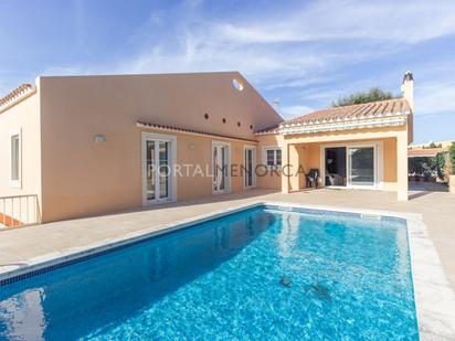 Vista exterior de Casa o xalet en venda en Maó amb Jardí privat, Terrassa i Piscina