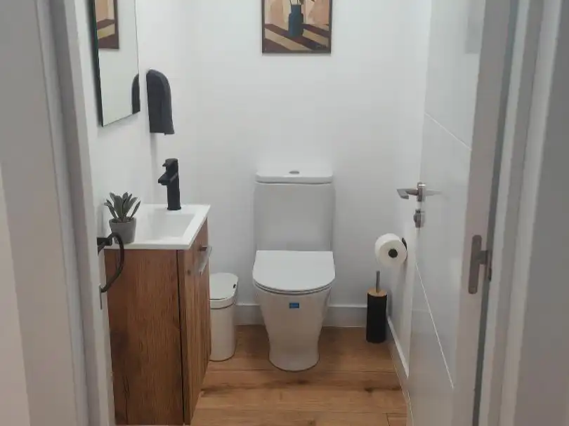 Badezimmer von Wohnungen zum Verkauf in Roquetas de Mar mit Klimaanlage und Terrasse