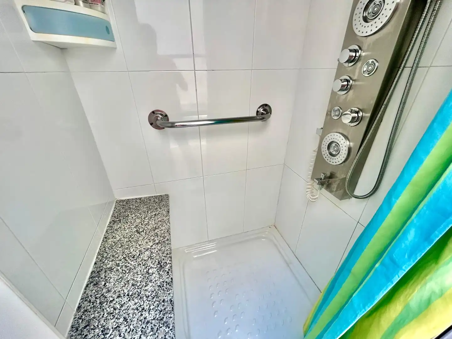 Baño de Casa adosada en venta en Roquetas de Mar con Aire acondicionado, Calefacción y Jardín privado