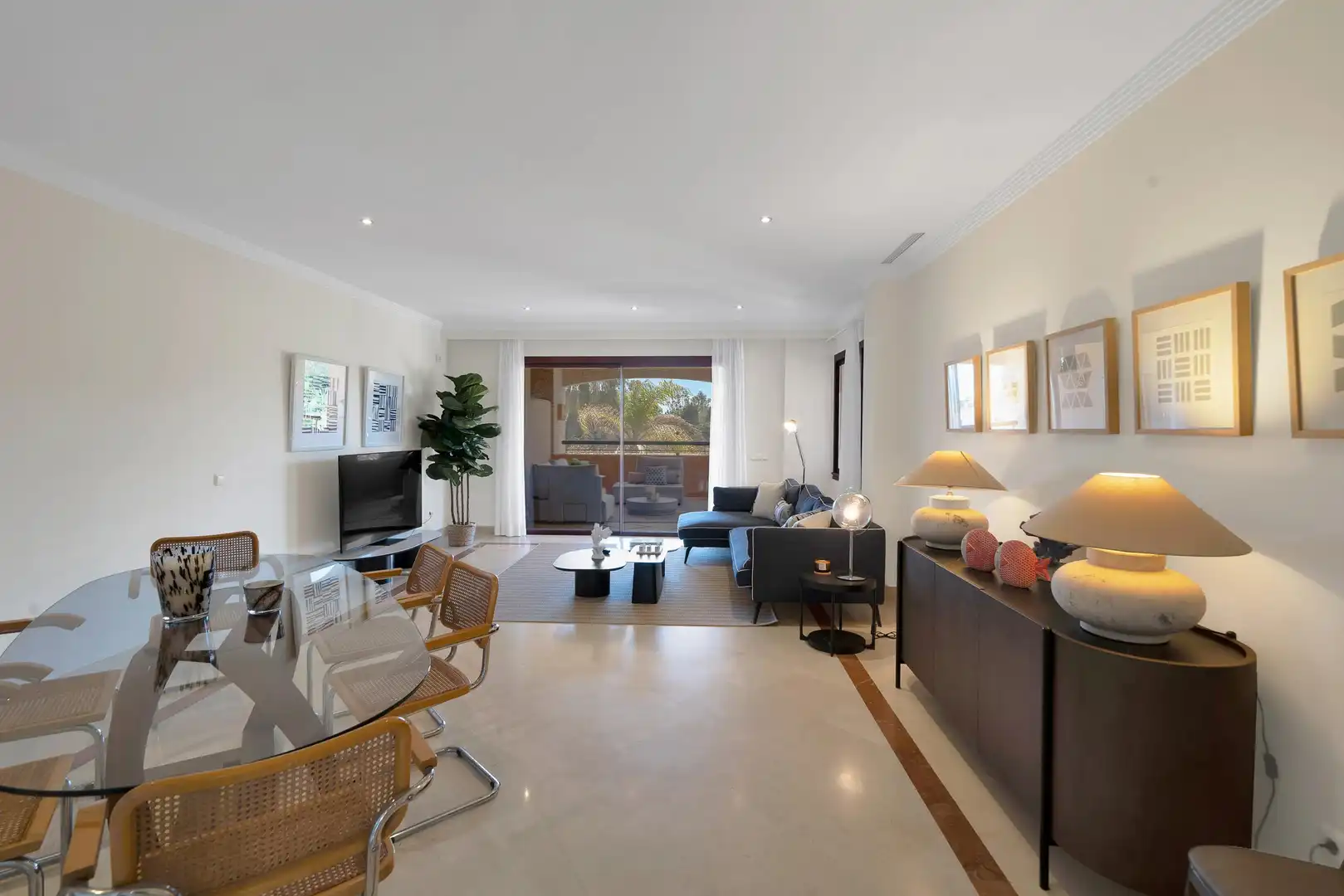 Sala d'estar de Apartament en venda en Marbella amb Aire condicionat, Calefacció i Jardí privat
