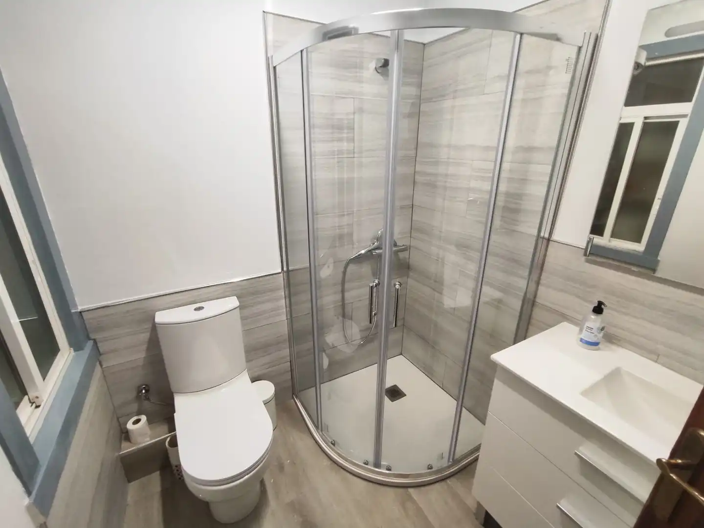 Baño de Piso de alquiler en A Coruña Capital  con Calefacción y Amueblado