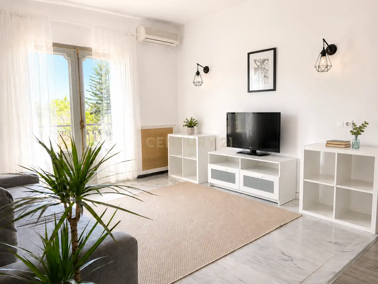 Wohnzimmer von Wohnungen zur Miete in Benalmádena mit Klimaanlage, Privatgarten und Schwimmbad