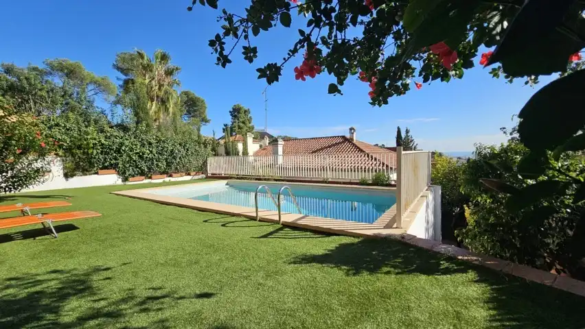 Piscina de Casa o xalet en venda en Barcelona amb Aire condicionat, Calefacció i Jardí privat