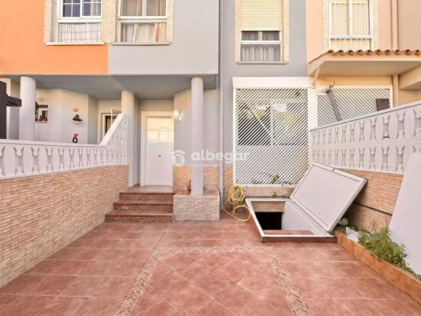 Vista exterior de Casa adosada en venda en Alfafar amb Aire condicionat, Jardí privat i Terrassa