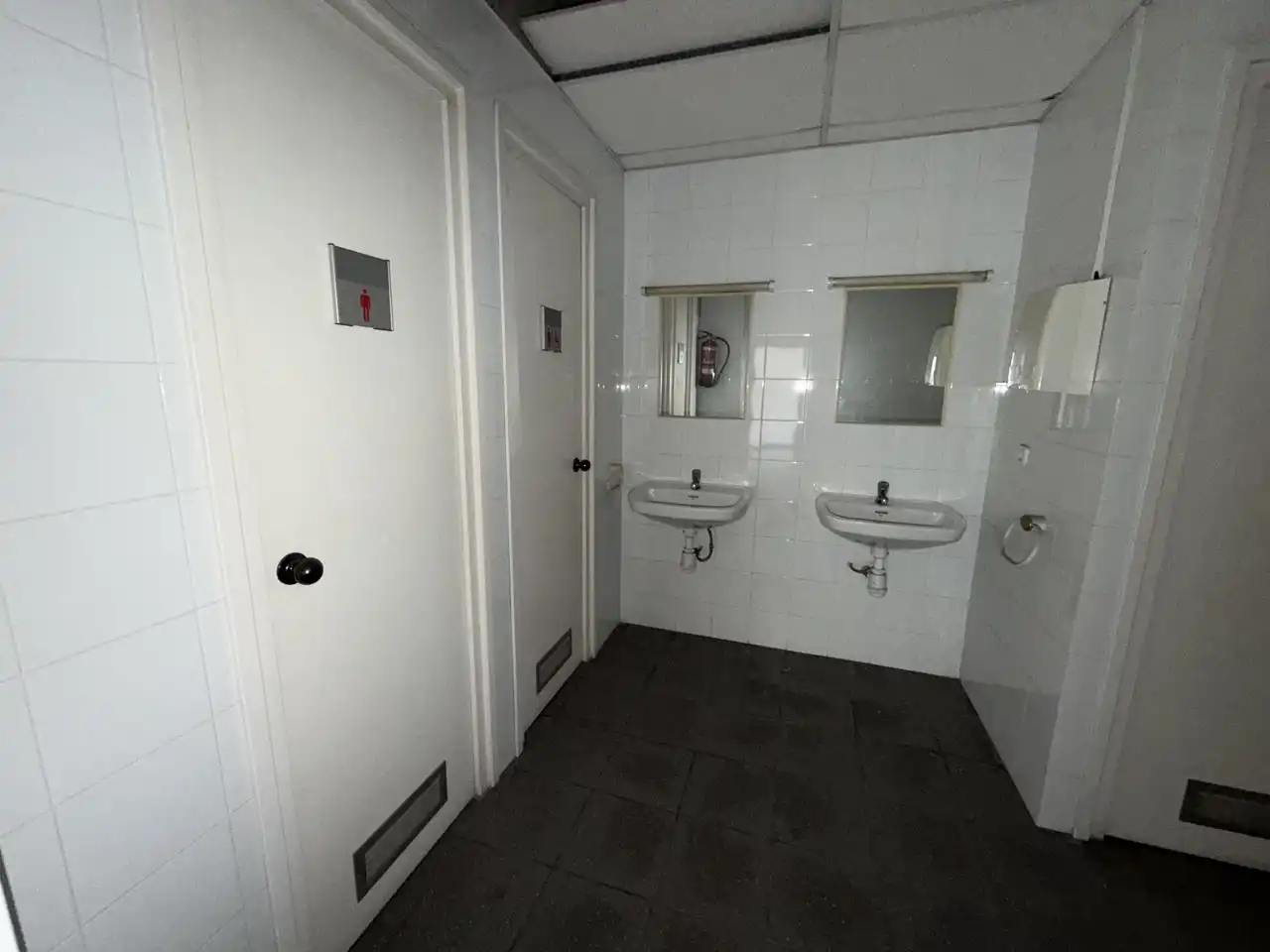 Bathroom of Commercial properties for rent in Castelldefels  with Air Conditioner